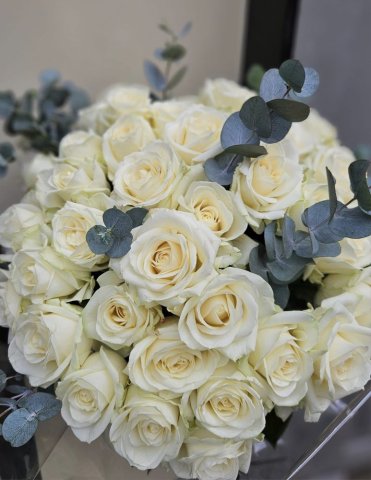 Création d'un bouquet de roses blanches pour un anniversaire au Puy-en-Velay