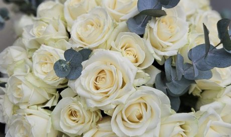 Création d'un bouquet de roses blanches pour un anniversaire au Puy-en-Velay