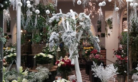 Émerveillez-vous avec la magie de Noël à travers notre vitrine de fleurs naturelles au Puy-en-Velay